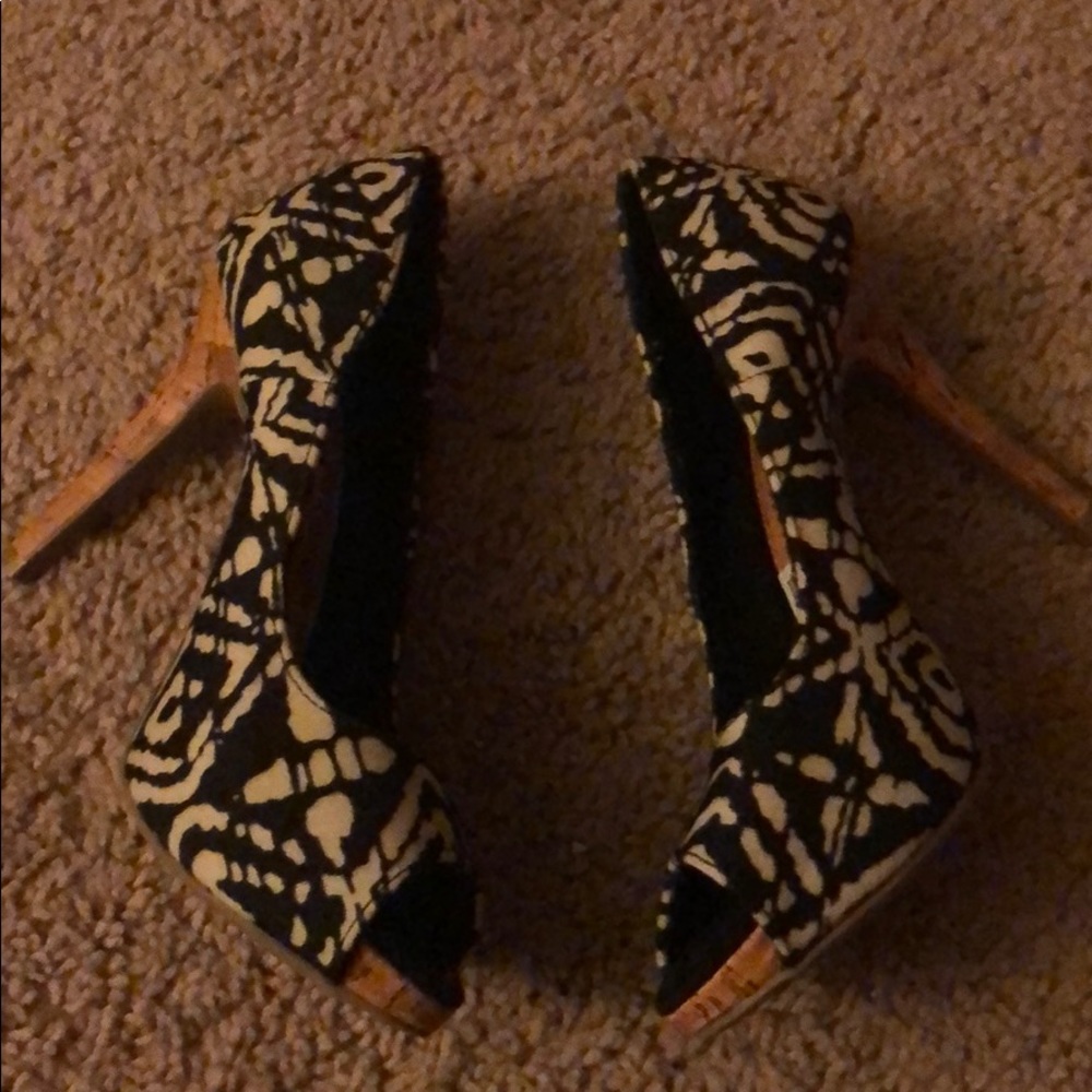 Heels - Picture 4 of 4